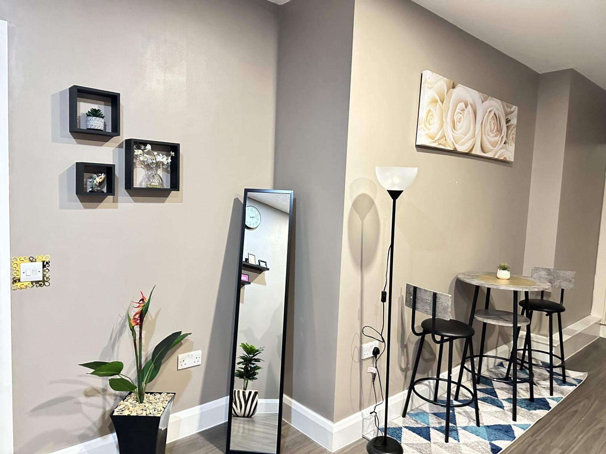 Delightful With 2 Bedrooms * Dudley